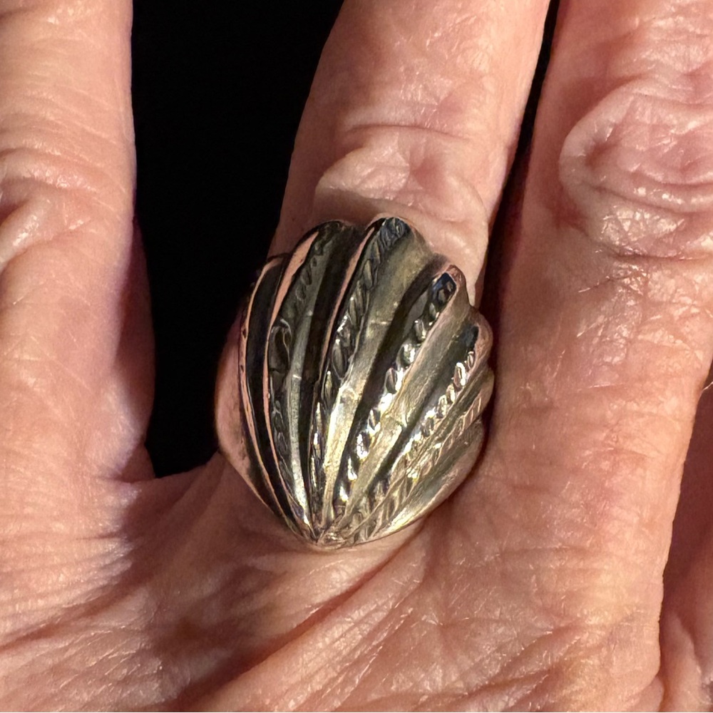 Vintage  sterling silver ribbed dome ring  / shell size 6